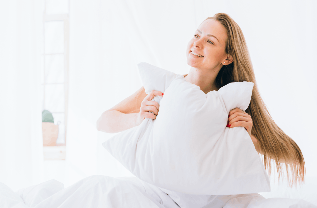 blonde-girl-posing-bed